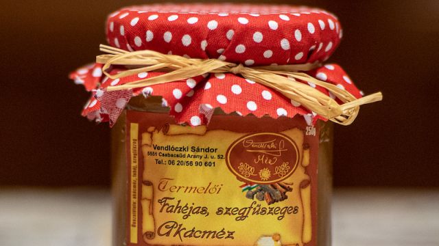 Vendlóczki Méz - Termelői fahéjas szegfűszeges akácméz 250 g
Értéke: 1.200 Ft