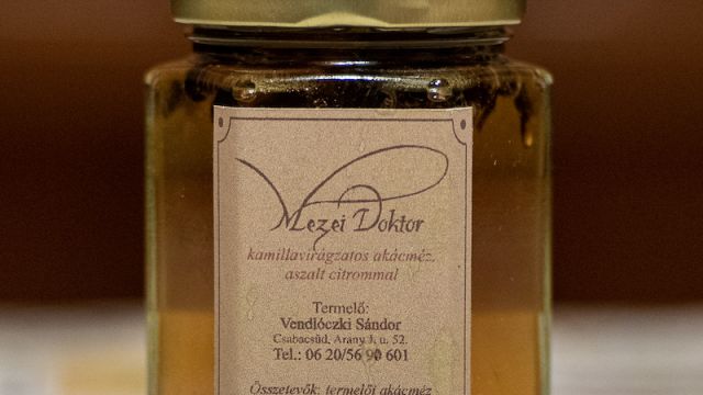 Vendlóczki Méz - Mezei doktor - kamillavirágzatos akácméz aszalt citrommal 240 gr
Értéke: 1.500 Ft