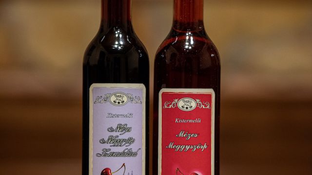 Vendlóczki Méz - Kistermelői mézes meggyszörp 0,5 l
Értéke: 1.300 Ft
A meggyszörp és bármilyen gyümölcsszörp jól esik a nagy melegben is, de ősszel és télen, megidézi nekünk a nyarat.